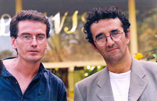 Roberto Bolaño y Eduardo Cobos a la entrada del Hotel Ávila de Caracas en 1999. Fotografía: Lisbeth Salas.