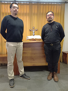 Francisco Díaz Céspedes (Izquierda) y Jesús Espinoza Pehuenche (derecha). Fotografía tomada por el profesor Erik Cordero Pavez, el 3 de junio de 2025 a las 16:32 horas, en la Capilla del Colegio Terraustral Oeste, comuna de Maipú, Santiago de Chile.